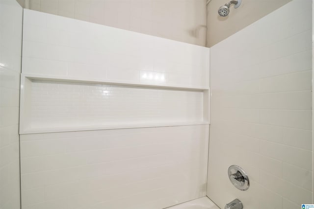 bathroom with tiled shower / bath combo