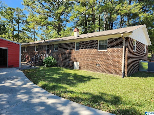 view of front of property with a front yard