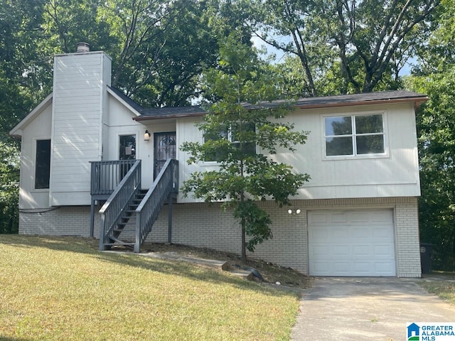 view of front facade featuring a garage and a front lawn