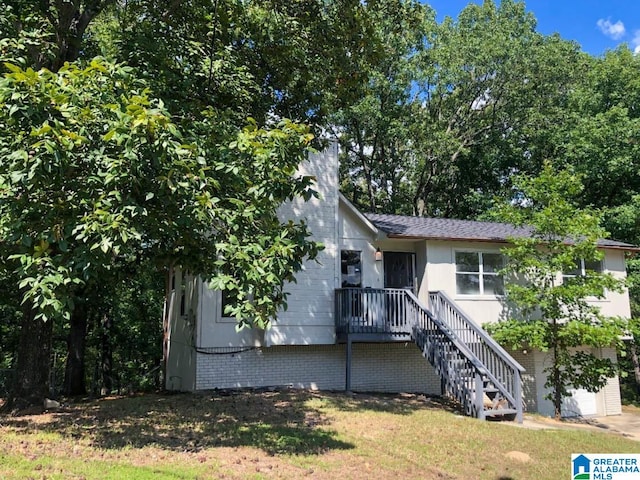 view of front of house featuring a front yard