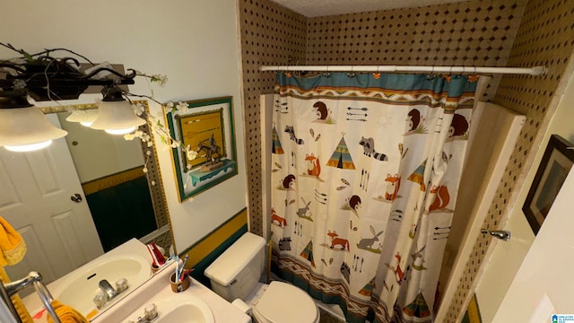 bathroom featuring a shower with shower curtain and toilet