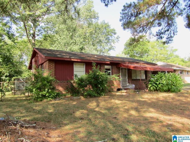 ranch-style home featuring a front lawn