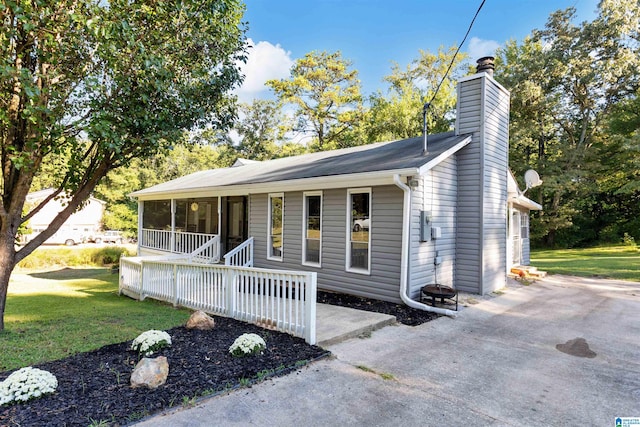 view of front of house featuring a front lawn