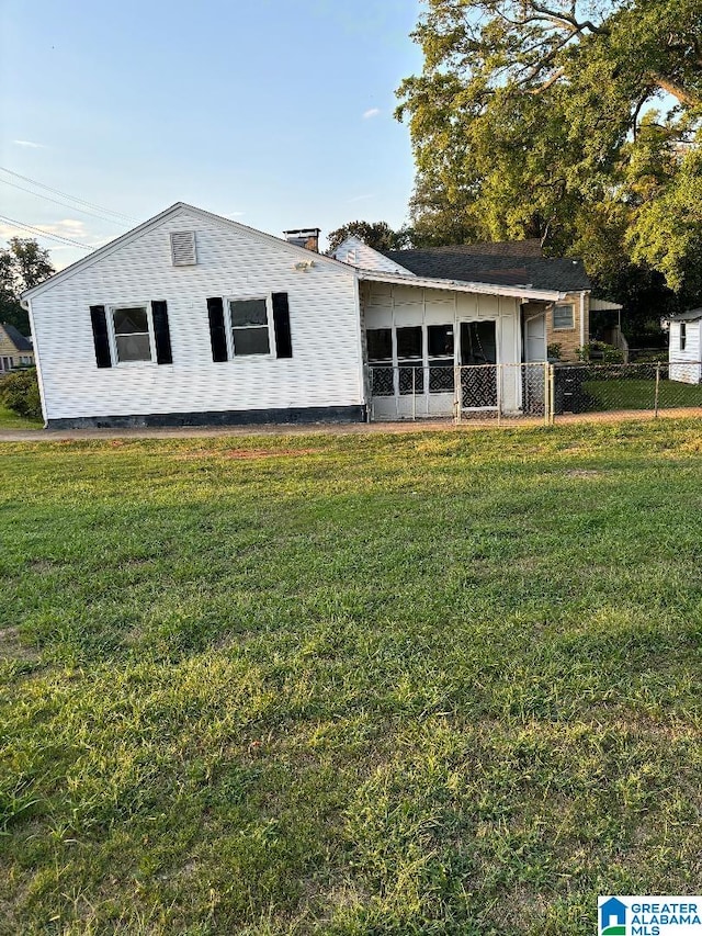 view of front facade featuring a front lawn