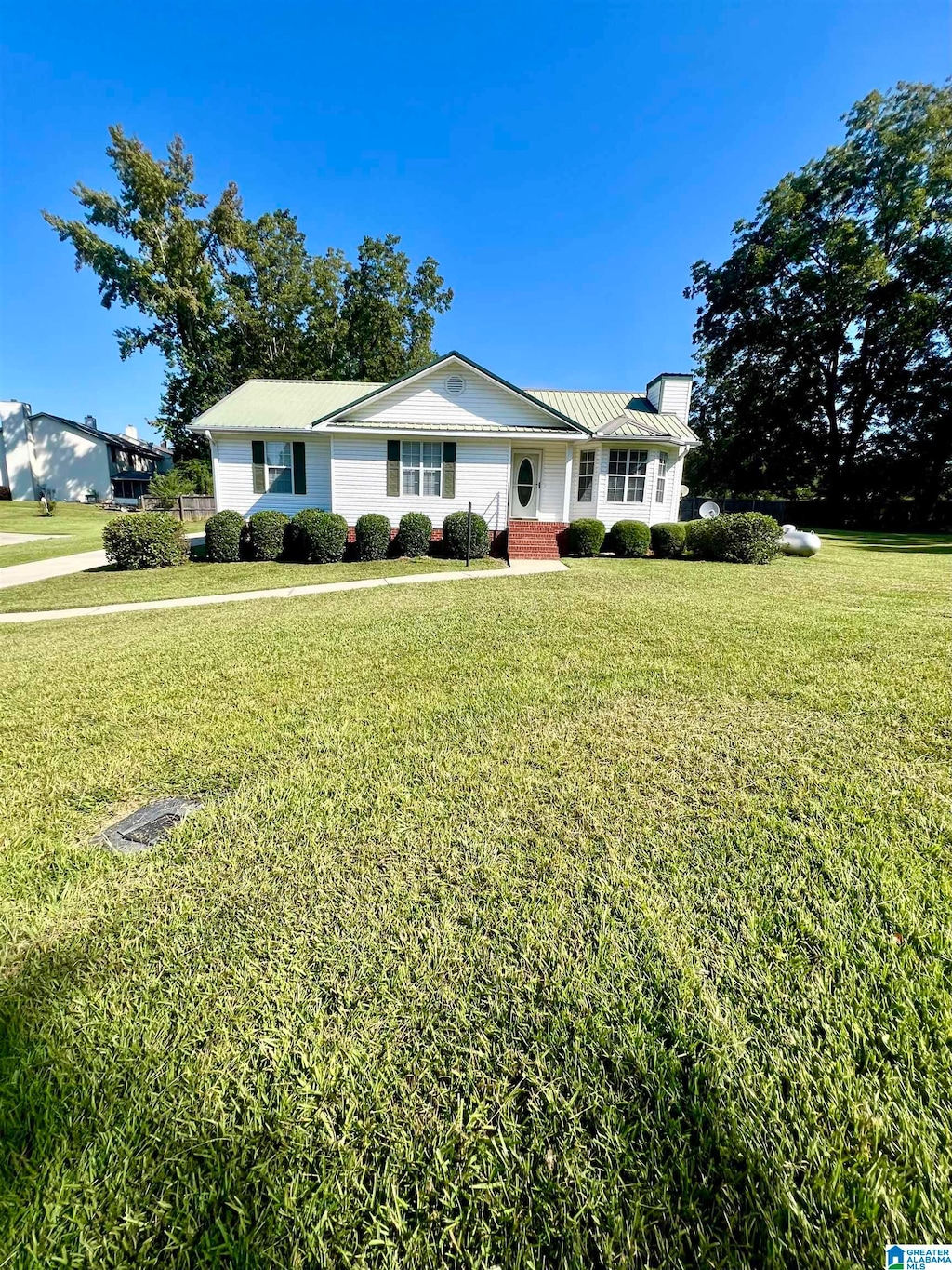 single story home featuring a front yard