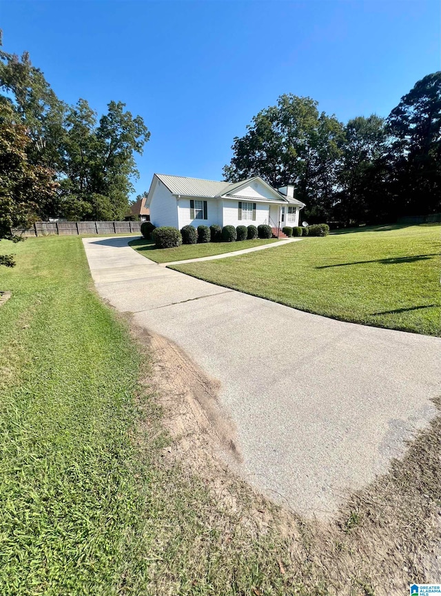 view of front of property featuring a front yard