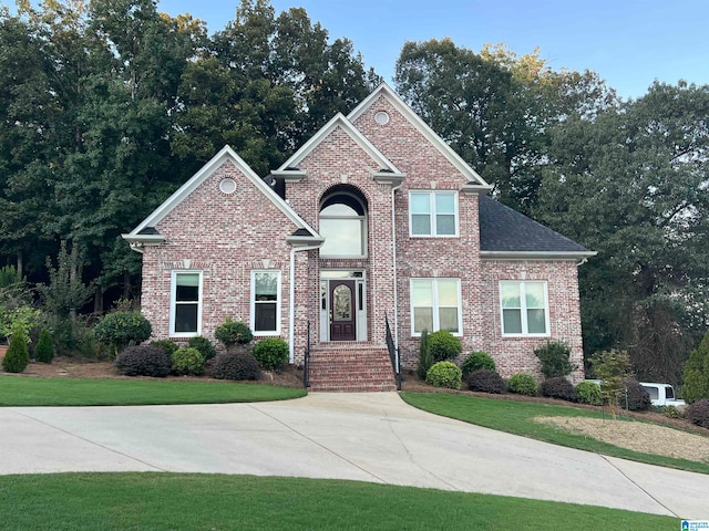 view of front of home featuring a front lawn