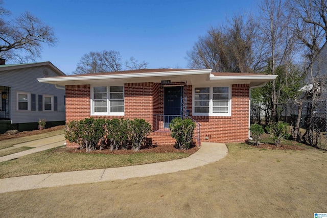 view of front facade featuring a front yard