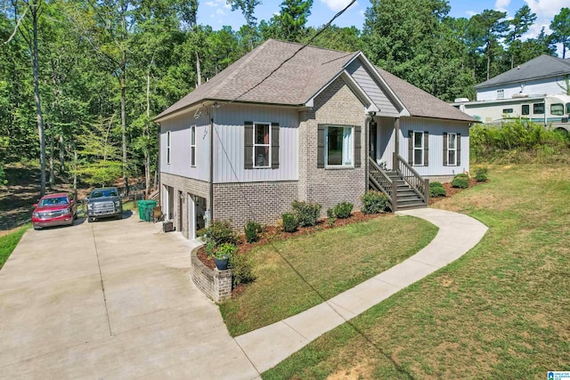 view of front of house featuring a front yard