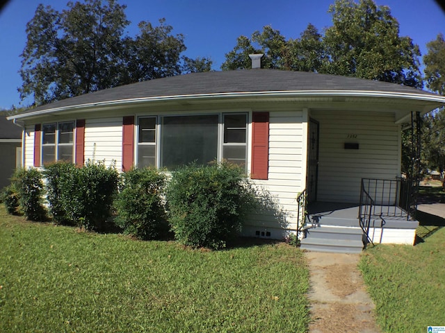 view of front of home featuring a front yard