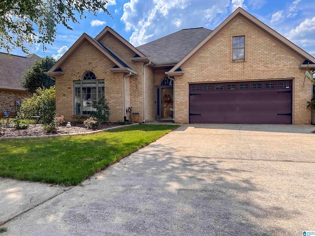 view of front facade featuring a front yard and a garage