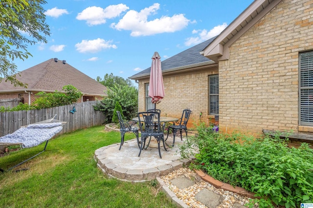 view of yard featuring a patio