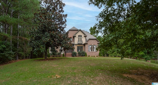 view of front of house featuring a front lawn