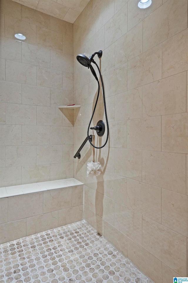 bathroom featuring a tile shower