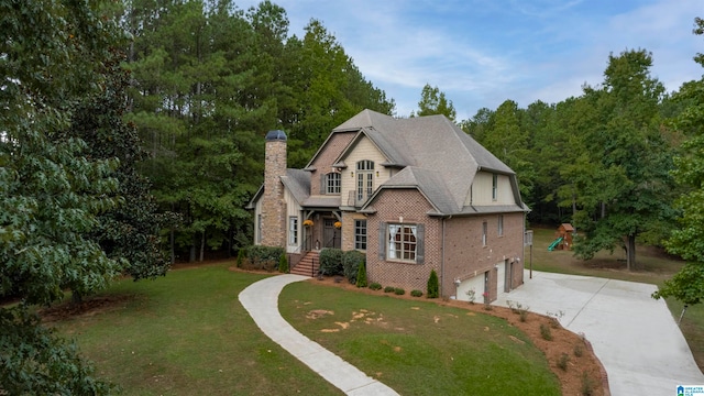 view of front facade featuring a garage and a front yard