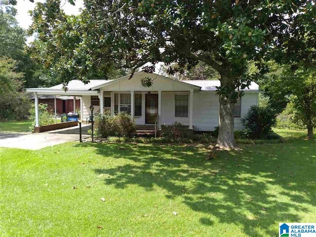 view of front of property featuring a front lawn