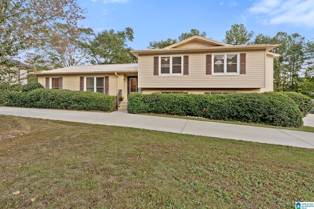 tri-level home featuring a front lawn