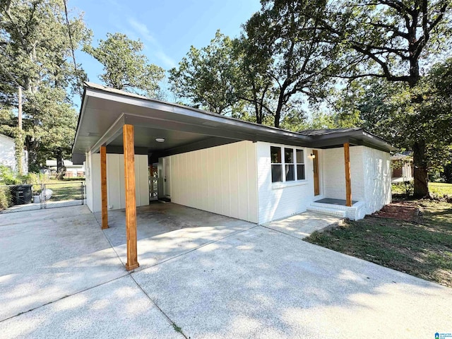 view of front facade with a carport