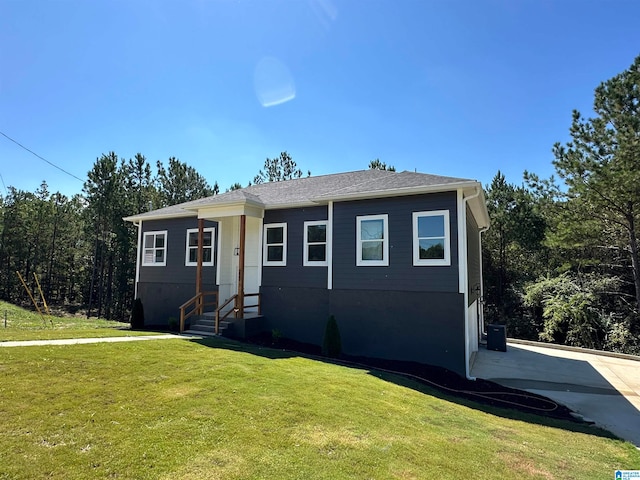 view of front of property featuring a front yard