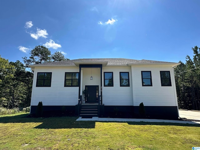 view of front facade featuring a front lawn