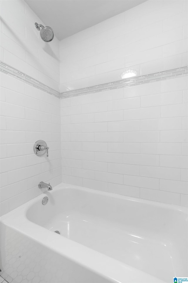 bathroom with tiled shower / bath