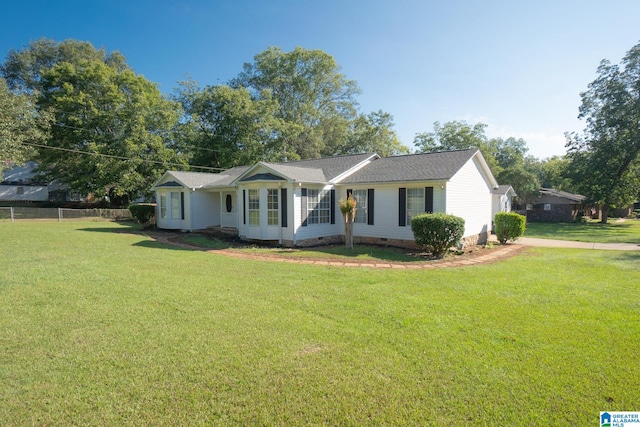 single story home featuring a front lawn