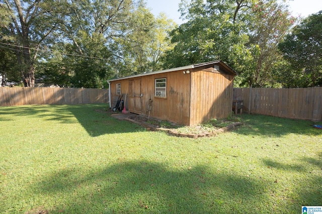 view of yard featuring a shed