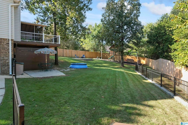 view of yard featuring a patio