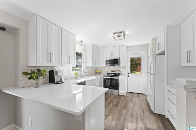 2825 Cahawba Trl, Birmingham, AL 35243 - kitchen with a peninsula, appliances with stainless steel finishes, a sink, and a healthy amount of sunlight