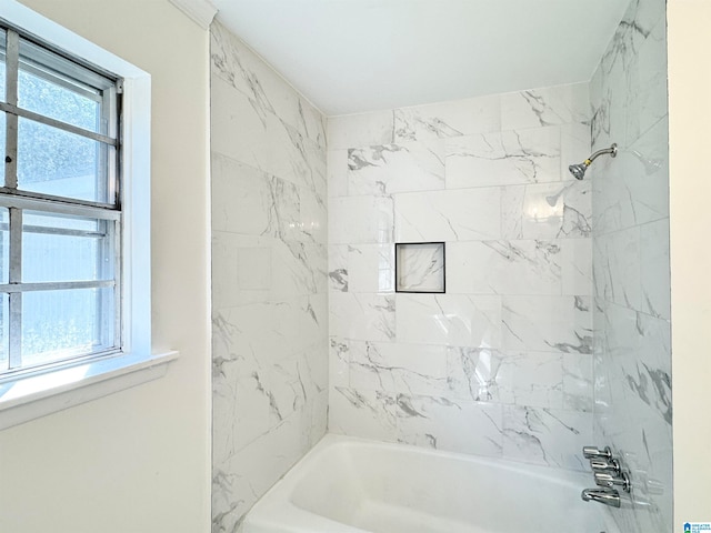 bathroom with tiled shower / bath