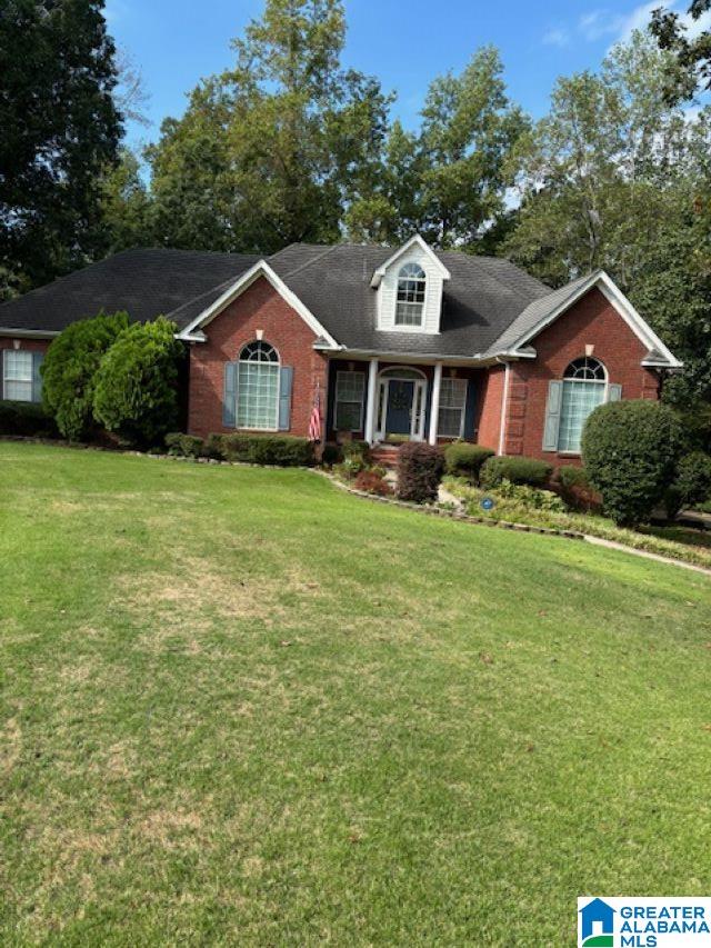 view of front of property featuring a front yard