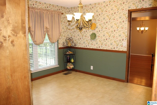 empty room with an inviting chandelier and light wood-type flooring