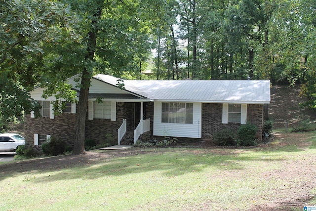 ranch-style home featuring a front lawn