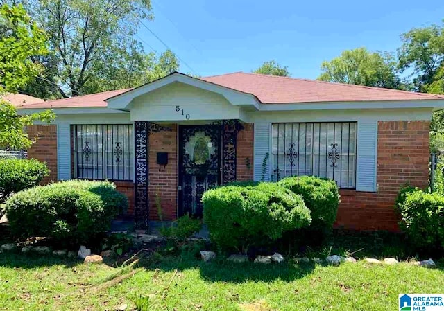 ranch-style home with a front yard