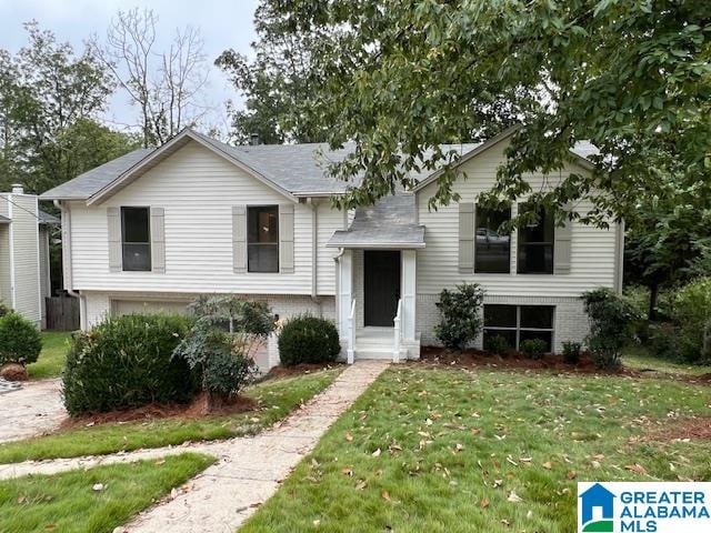 bi-level home featuring a front lawn