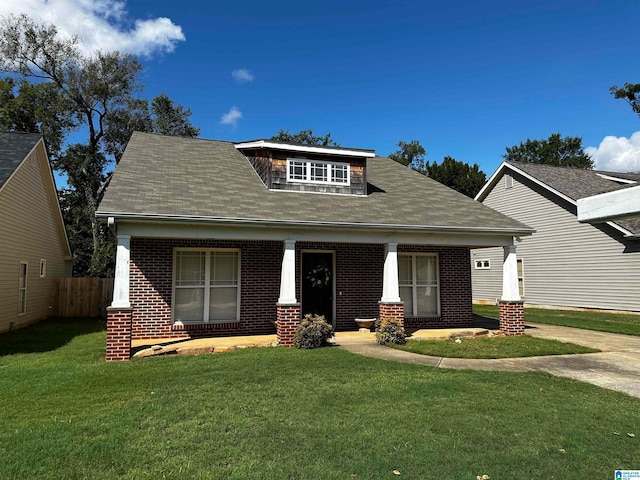 view of front of house featuring a front lawn