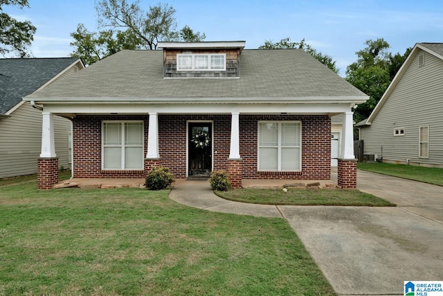 view of front of property featuring a front lawn and covered porch