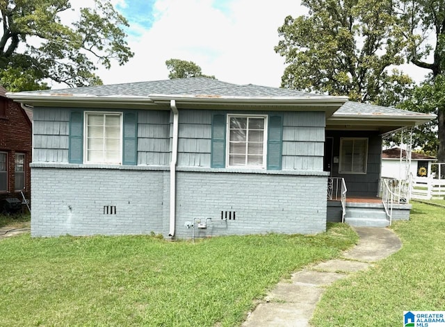 view of front of home featuring a front lawn