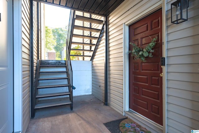 entrance to property featuring covered porch