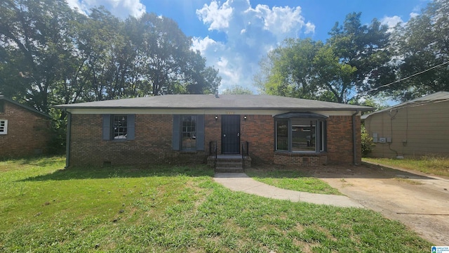 view of front of property featuring a front yard