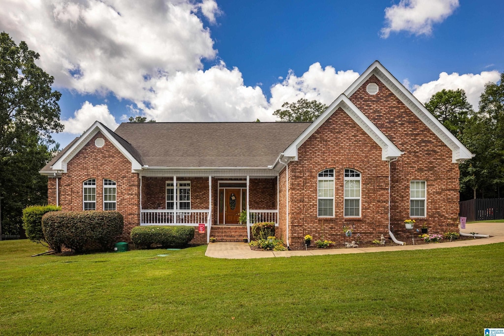 view of front of property featuring a front yard and a porch