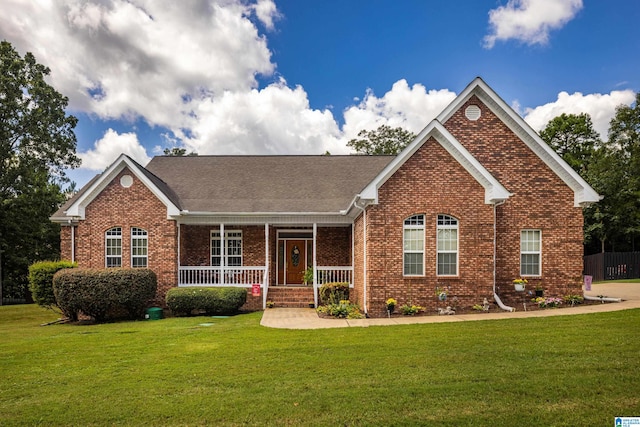 view of front of property featuring a front yard and a porch