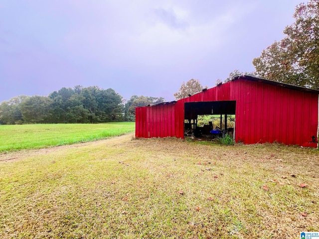 view of yard featuring an outdoor structure