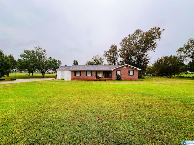 ranch-style home with a front yard