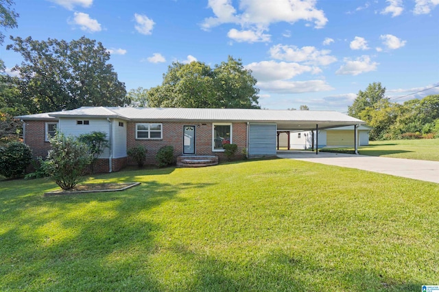 view of front of house featuring a carport and a front yard