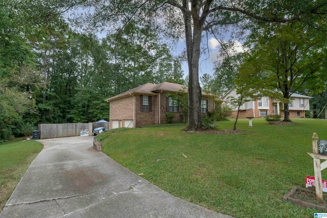 view of front of house featuring a front yard