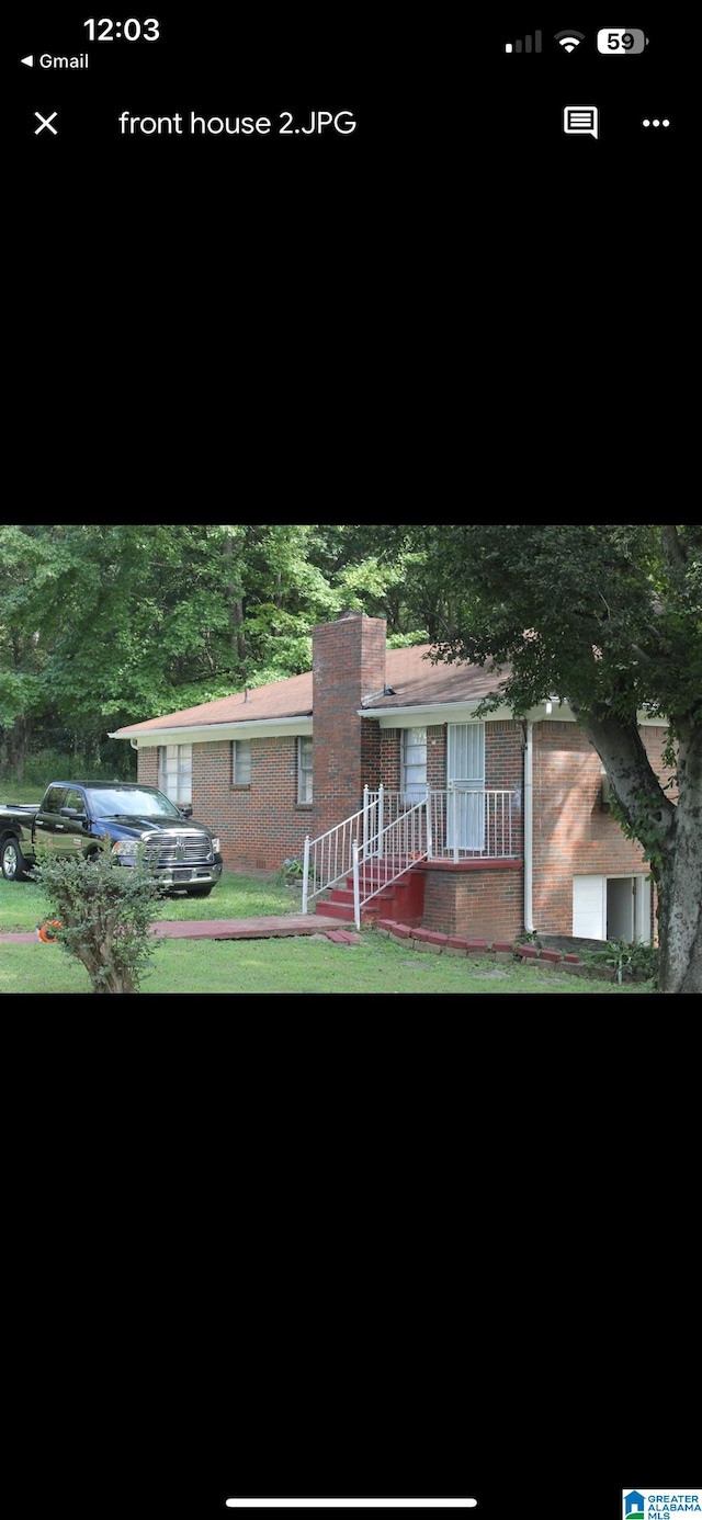 view of front of home featuring a front yard