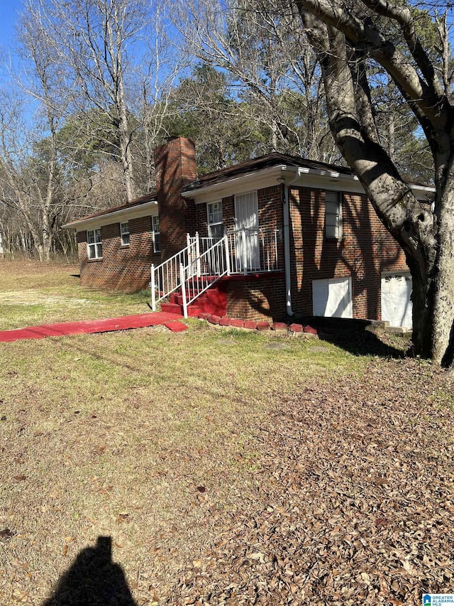 view of front of property featuring a front lawn