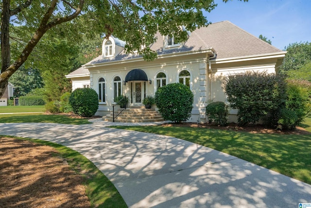 view of front of property featuring a front yard