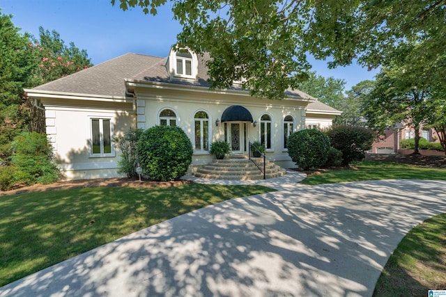 view of front facade featuring a front yard